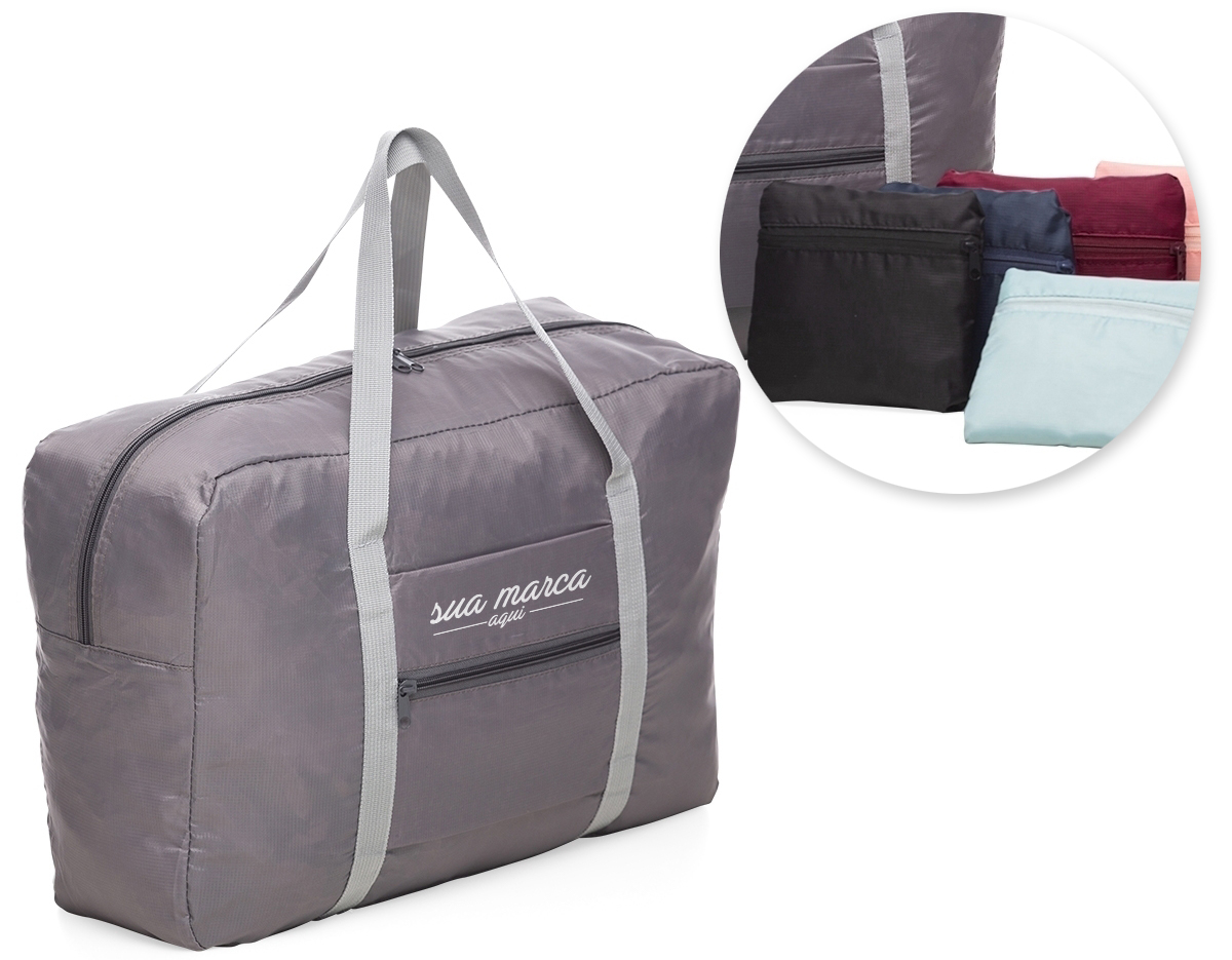 Bolsa de viagem dobrável confeccionada em poliéster e alça para mãos em nylon. Possui bolso principal na parte superior, bolso frontal também utilizado como um estojo para armazenamento do próprio produto e com área para encaixe em malas com puxador. Para guardar a bolsa dentro do estojo, posicione o bolso frontal para baixo, dobre a parte superior e inferior de modo que fique apenas o formato do bolso, faça o mesmo procedimento com as laterais para obter o formato quadrangular por completo. Com o lado do bolso virado para cima, posicione os dedos na parte interna superior e vire como se fosse deixá-lo do avesso, faça o mesmo procedimento com a parte inferior do bolso.
