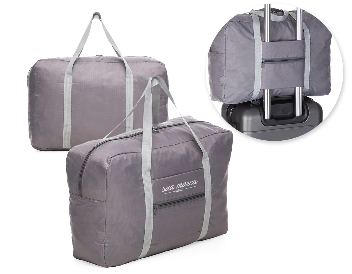 Bolsa de viagem dobrável confeccionada em poliéster e alça para mãos em nylon. Possui bolso principal na parte superior, bolso frontal também utilizado como um estojo para armazenamento do próprio produto e com área para encaixe em malas com puxador. Para guardar a bolsa dentro do estojo, posicione o bolso frontal para baixo, dobre a parte superior e inferior de modo que fique apenas o formato do bolso, faça o mesmo procedimento com as laterais para obter o formato quadrangular por completo. Com o lado do bolso virado para cima, posicione os dedos na parte interna superior e vire como se fosse deixá-lo do avesso, faça o mesmo procedimento com a parte inferior do bolso.