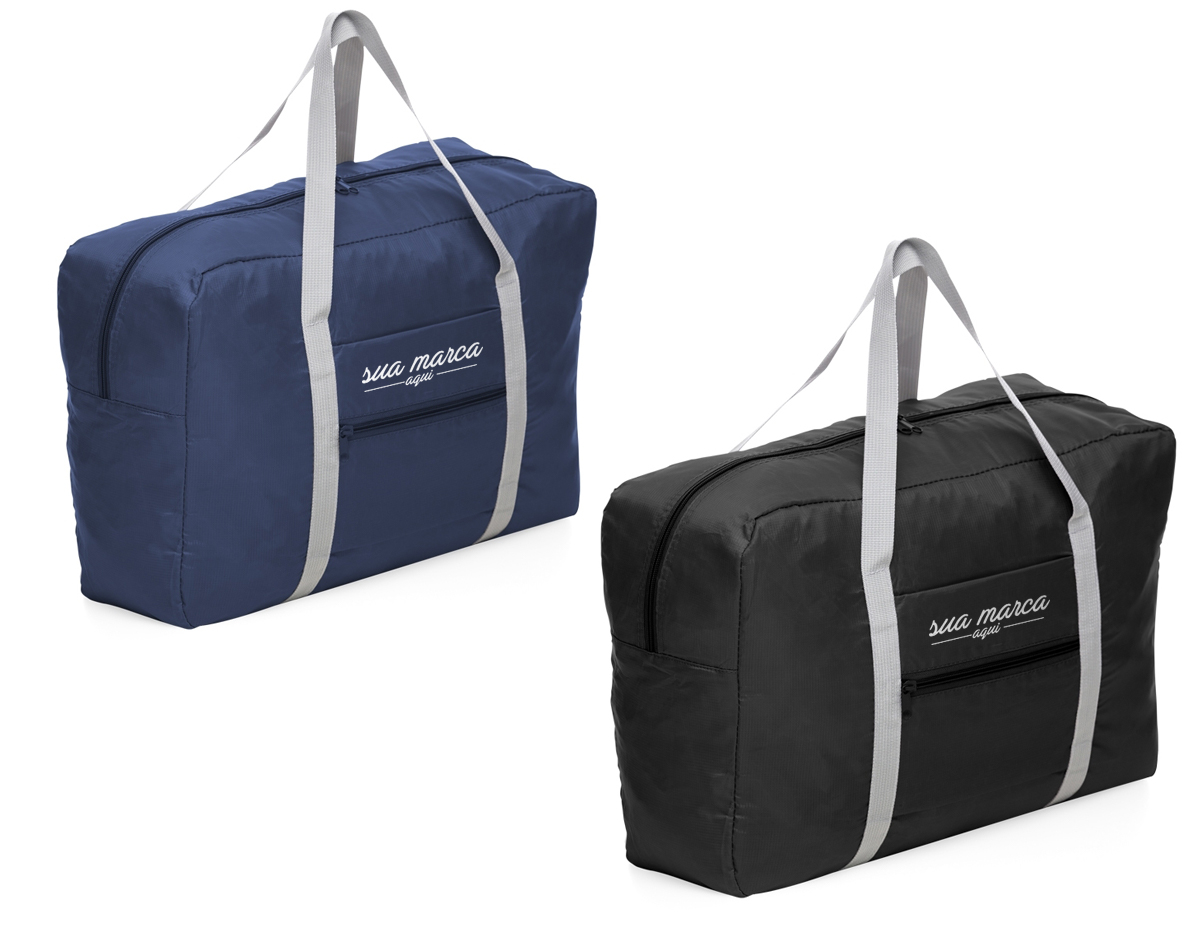 Bolsa de viagem dobrável confeccionada em poliéster e alça para mãos em nylon. Possui bolso principal na parte superior, bolso frontal também utilizado como um estojo para armazenamento do próprio produto e com área para encaixe em malas com puxador. Para guardar a bolsa dentro do estojo, posicione o bolso frontal para baixo, dobre a parte superior e inferior de modo que fique apenas o formato do bolso, faça o mesmo procedimento com as laterais para obter o formato quadrangular por completo. Com o lado do bolso virado para cima, posicione os dedos na parte interna superior e vire como se fosse deixá-lo do avesso, faça o mesmo procedimento com a parte inferior do bolso.