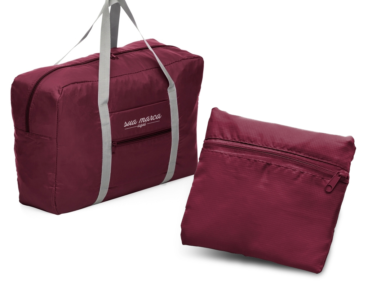 Bolsa de viagem dobrável confeccionada em poliéster e alça para mãos em nylon. Possui bolso principal na parte superior, bolso frontal também utilizado como um estojo para armazenamento do próprio produto e com área para encaixe em malas com puxador. Para guardar a bolsa dentro do estojo, posicione o bolso frontal para baixo, dobre a parte superior e inferior de modo que fique apenas o formato do bolso, faça o mesmo procedimento com as laterais para obter o formato quadrangular por completo. Com o lado do bolso virado para cima, posicione os dedos na parte interna superior e vire como se fosse deixá-lo do avesso, faça o mesmo procedimento com a parte inferior do bolso.