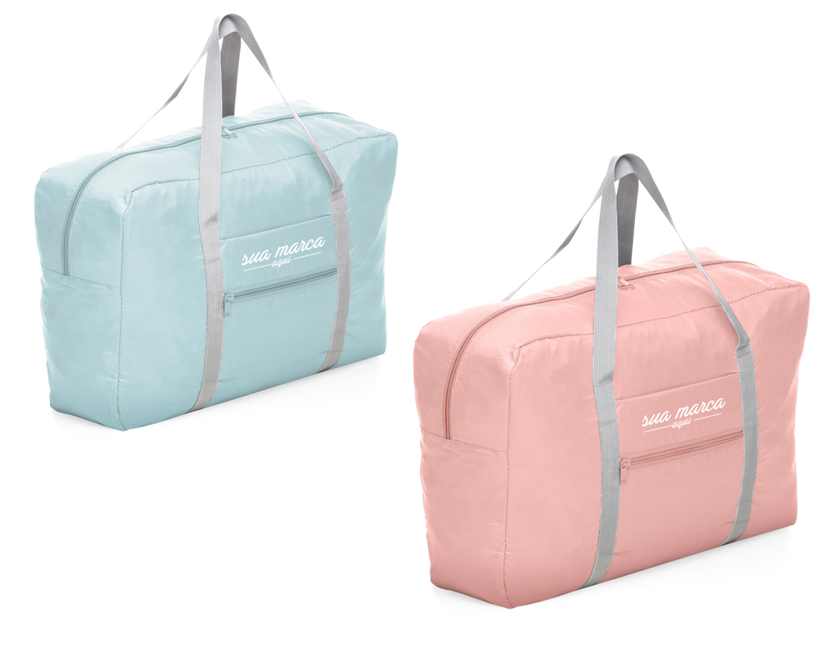 Bolsa de viagem dobrável confeccionada em poliéster e alça para mãos em nylon. Possui bolso principal na parte superior, bolso frontal também utilizado como um estojo para armazenamento do próprio produto e com área para encaixe em malas com puxador. Para guardar a bolsa dentro do estojo, posicione o bolso frontal para baixo, dobre a parte superior e inferior de modo que fique apenas o formato do bolso, faça o mesmo procedimento com as laterais para obter o formato quadrangular por completo. Com o lado do bolso virado para cima, posicione os dedos na parte interna superior e vire como se fosse deixá-lo do avesso, faça o mesmo procedimento com a parte inferior do bolso.