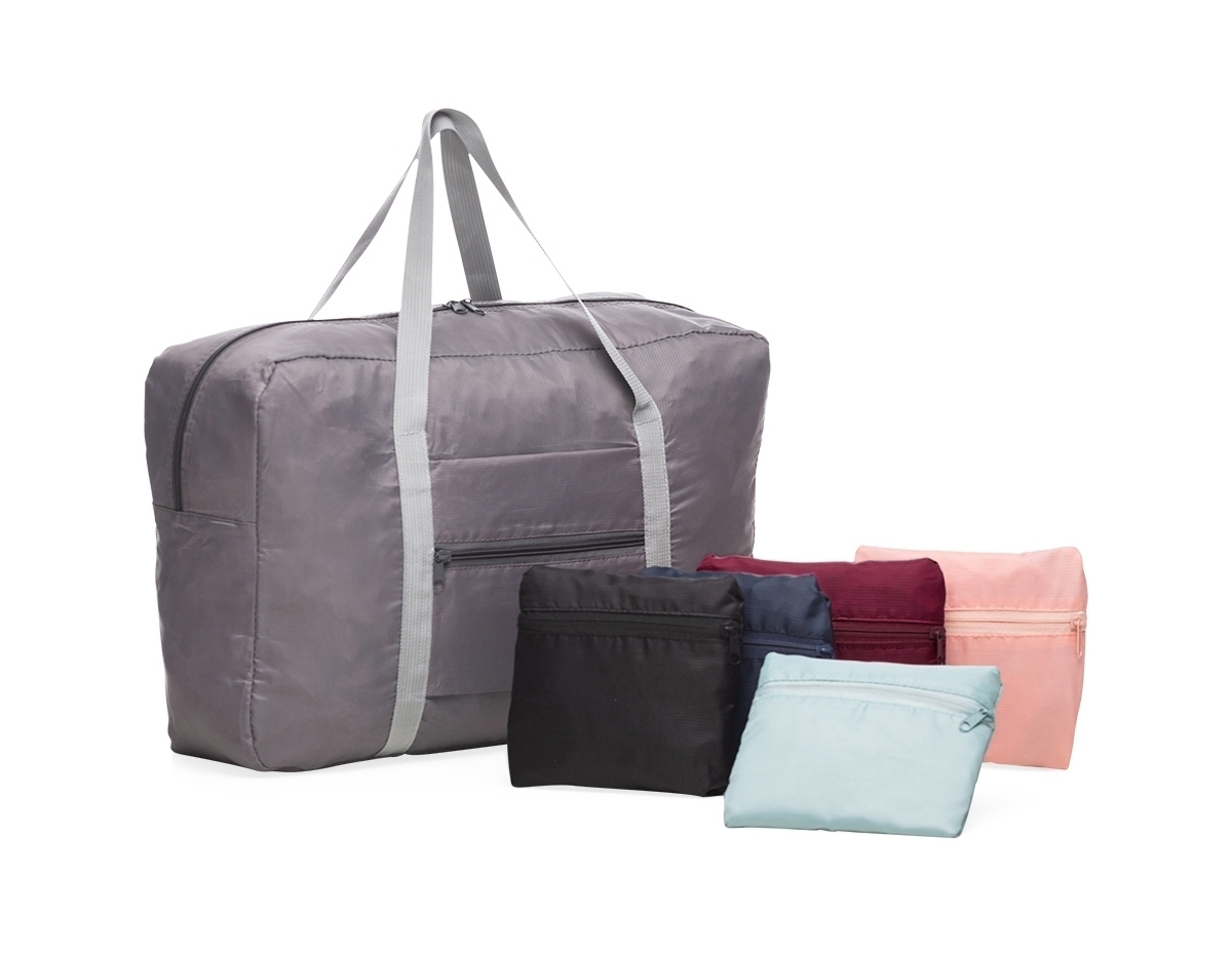 Bolsa de viagem dobrável confeccionada em poliéster e alça para mãos em nylon. Possui bolso principal na parte superior, bolso frontal também utilizado como um estojo para armazenamento do próprio produto e com área para encaixe em malas com puxador. Para guardar a bolsa dentro do estojo, posicione o bolso frontal para baixo, dobre a parte superior e inferior de modo que fique apenas o formato do bolso, faça o mesmo procedimento com as laterais para obter o formato quadrangular por completo. Com o lado do bolso virado para cima, posicione os dedos na parte interna superior e vire como se fosse deixá-lo do avesso, faça o mesmo procedimento com a parte inferior do bolso.