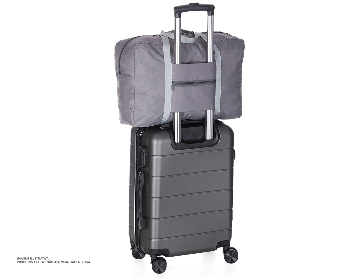 Bolsa de viagem dobrável confeccionada em poliéster e alça para mãos em nylon. Possui bolso principal na parte superior, bolso frontal também utilizado como um estojo para armazenamento do próprio produto e com área para encaixe em malas com puxador. Para guardar a bolsa dentro do estojo, posicione o bolso frontal para baixo, dobre a parte superior e inferior de modo que fique apenas o formato do bolso, faça o mesmo procedimento com as laterais para obter o formato quadrangular por completo. Com o lado do bolso virado para cima, posicione os dedos na parte interna superior e vire como se fosse deixá-lo do avesso, faça o mesmo procedimento com a parte inferior do bolso.