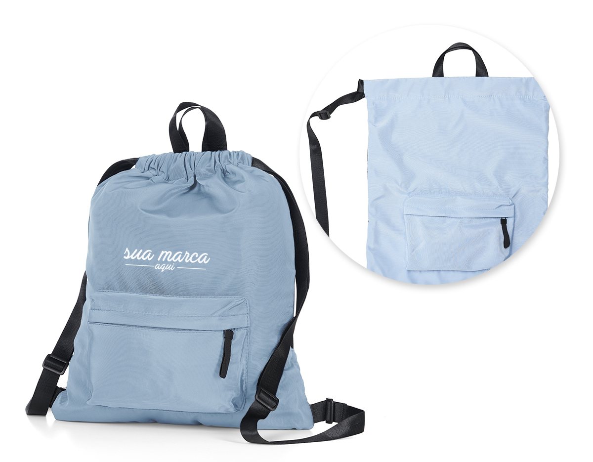 Mochila saco em poliéster com detalhes em nylon. Contém bolso de zíper na parte frontal, alça de mão e alças de nylon para as costas. Tecido resistente a água e parte traseira em material antitranspirante.