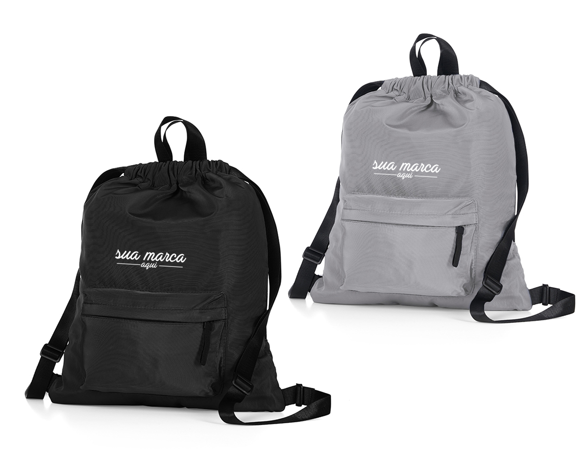 Mochila saco em poliéster com detalhes em nylon. Contém bolso de zíper na parte frontal, alça de mão e alças de nylon para as costas. Tecido resistente a água e parte traseira em material antitranspirante.