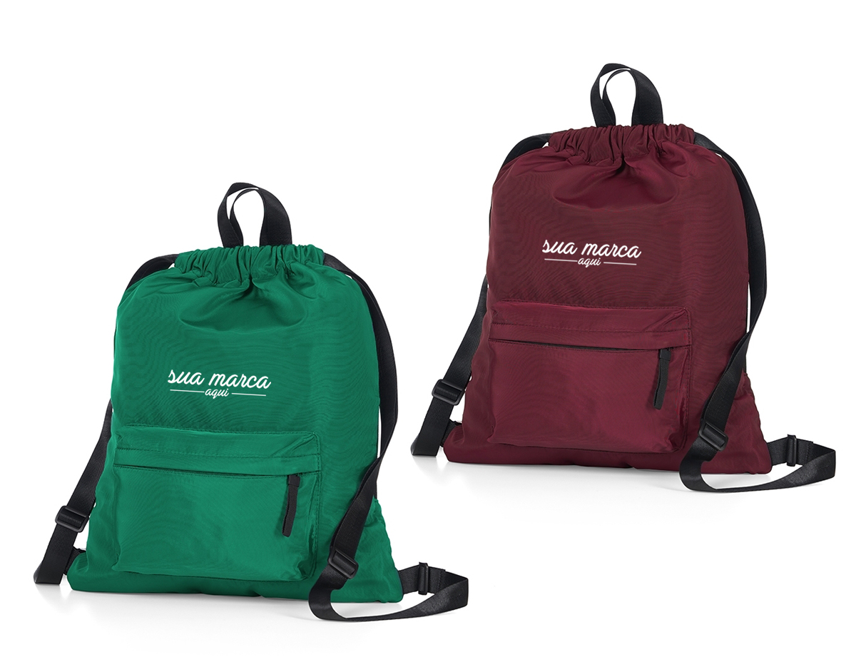 Mochila saco em poliéster com detalhes em nylon. Contém bolso de zíper na parte frontal, alça de mão e alças de nylon para as costas. Tecido resistente a água e parte traseira em material antitranspirante.
