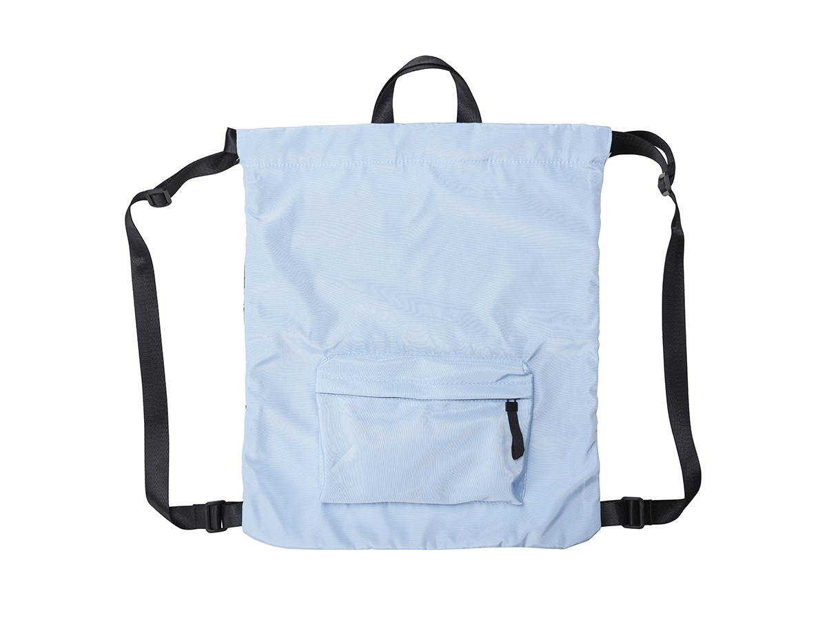 Mochila saco em poliéster com detalhes em nylon. Contém bolso de zíper na parte frontal, alça de mão e alças de nylon para as costas. Tecido resistente a água e parte traseira em material antitranspirante.