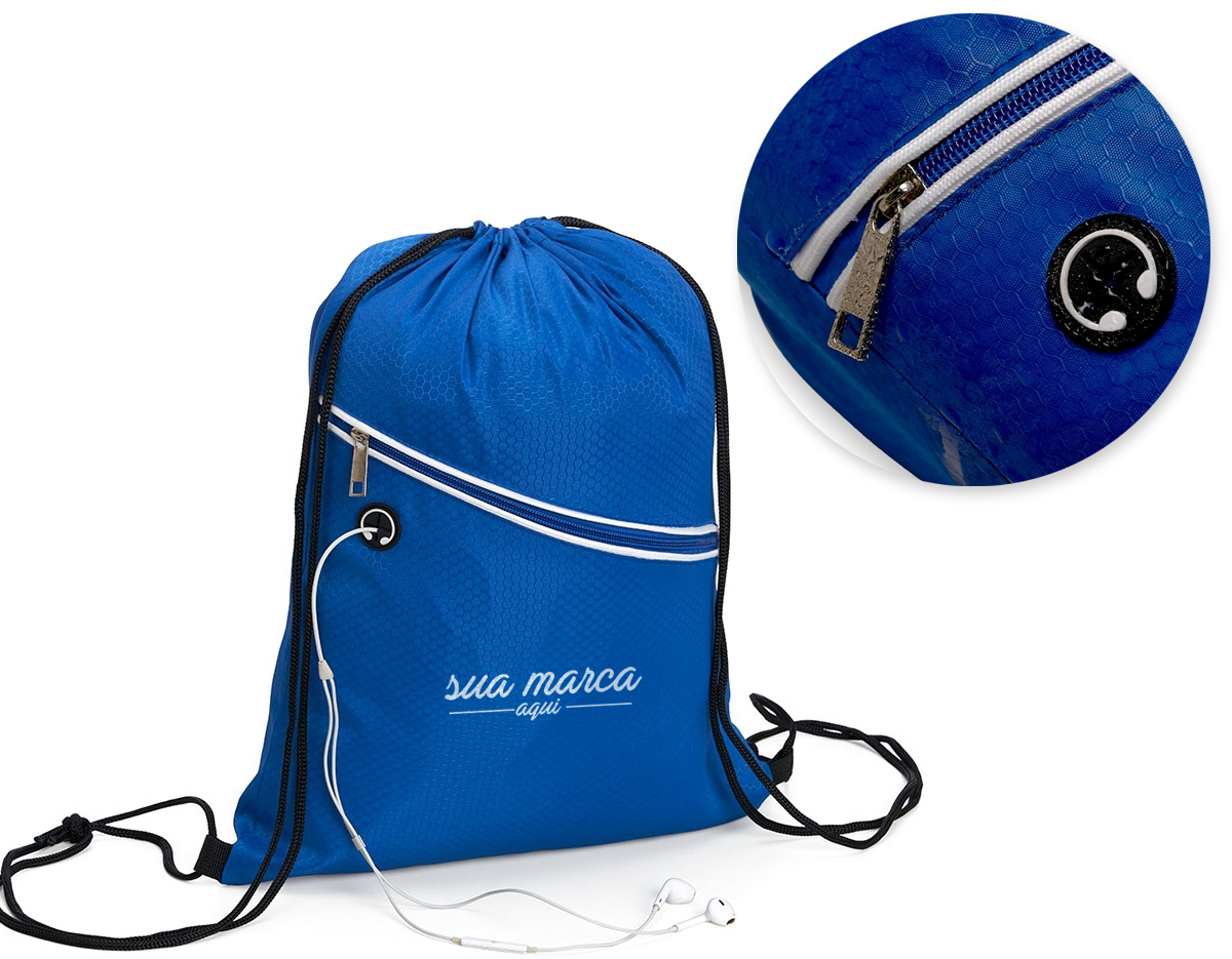 Mochila saco impermeável em fibra de poliéster. Contém bolso diagonal na parte frontal com entrada para fones de ouvido e alças de nylon.