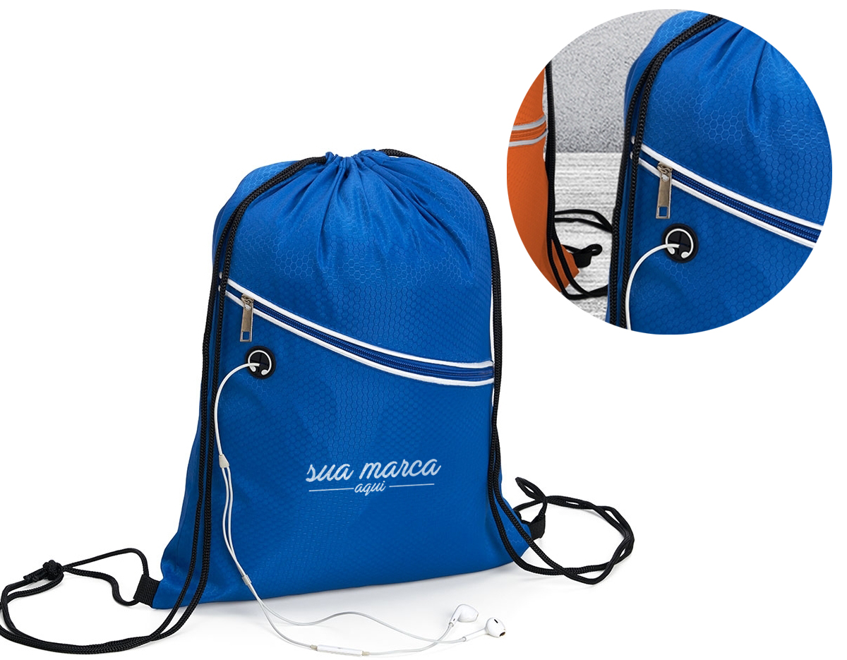 Mochila saco impermeável em fibra de poliéster. Contém bolso diagonal na parte frontal com entrada para fones de ouvido e alças de nylon.