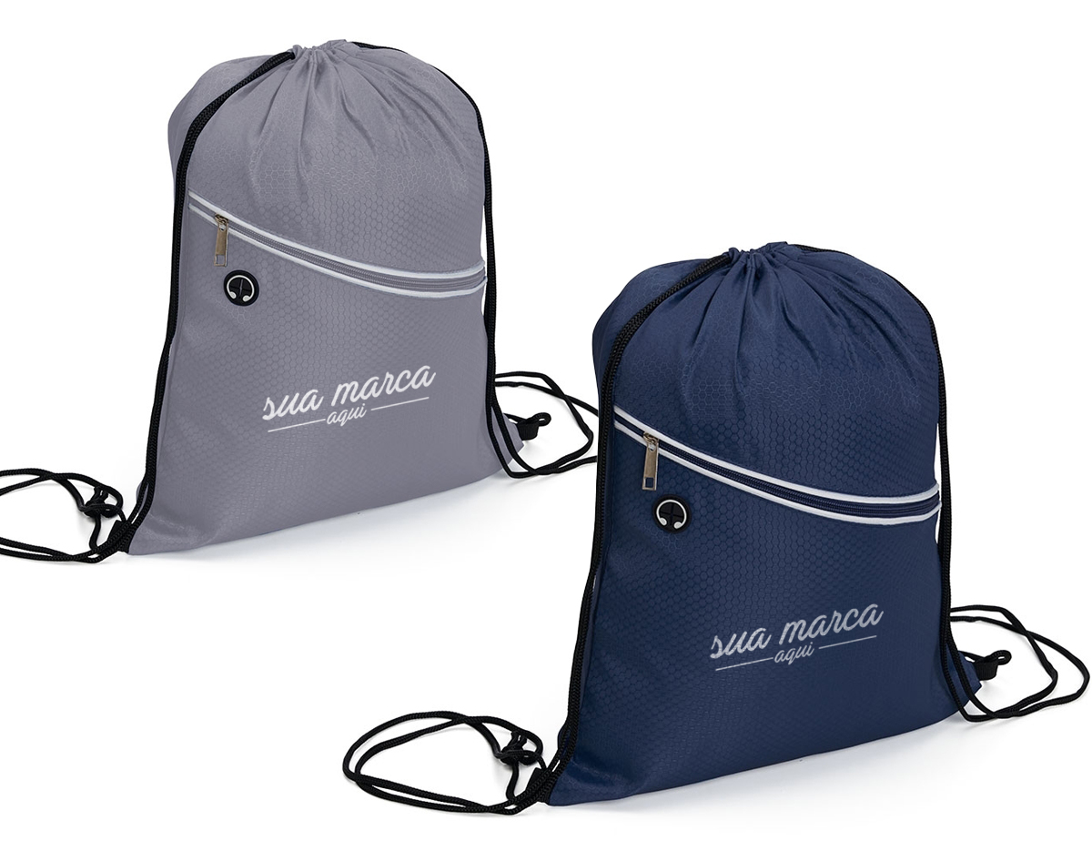 Mochila saco impermeável em fibra de poliéster. Contém bolso diagonal na parte frontal com entrada para fones de ouvido e alças de nylon.