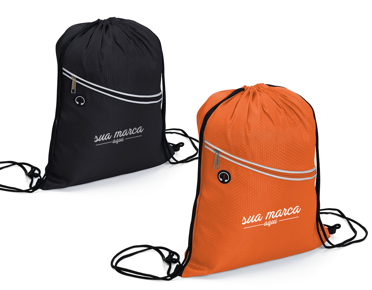 Mochila saco impermeável em fibra de poliéster. Contém bolso diagonal na parte frontal com entrada para fones de ouvido e alças de nylon.