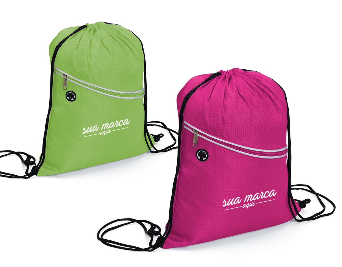 Mochila saco impermeável em fibra de poliéster. Contém bolso diagonal na parte frontal com entrada para fones de ouvido e alças de nylon.