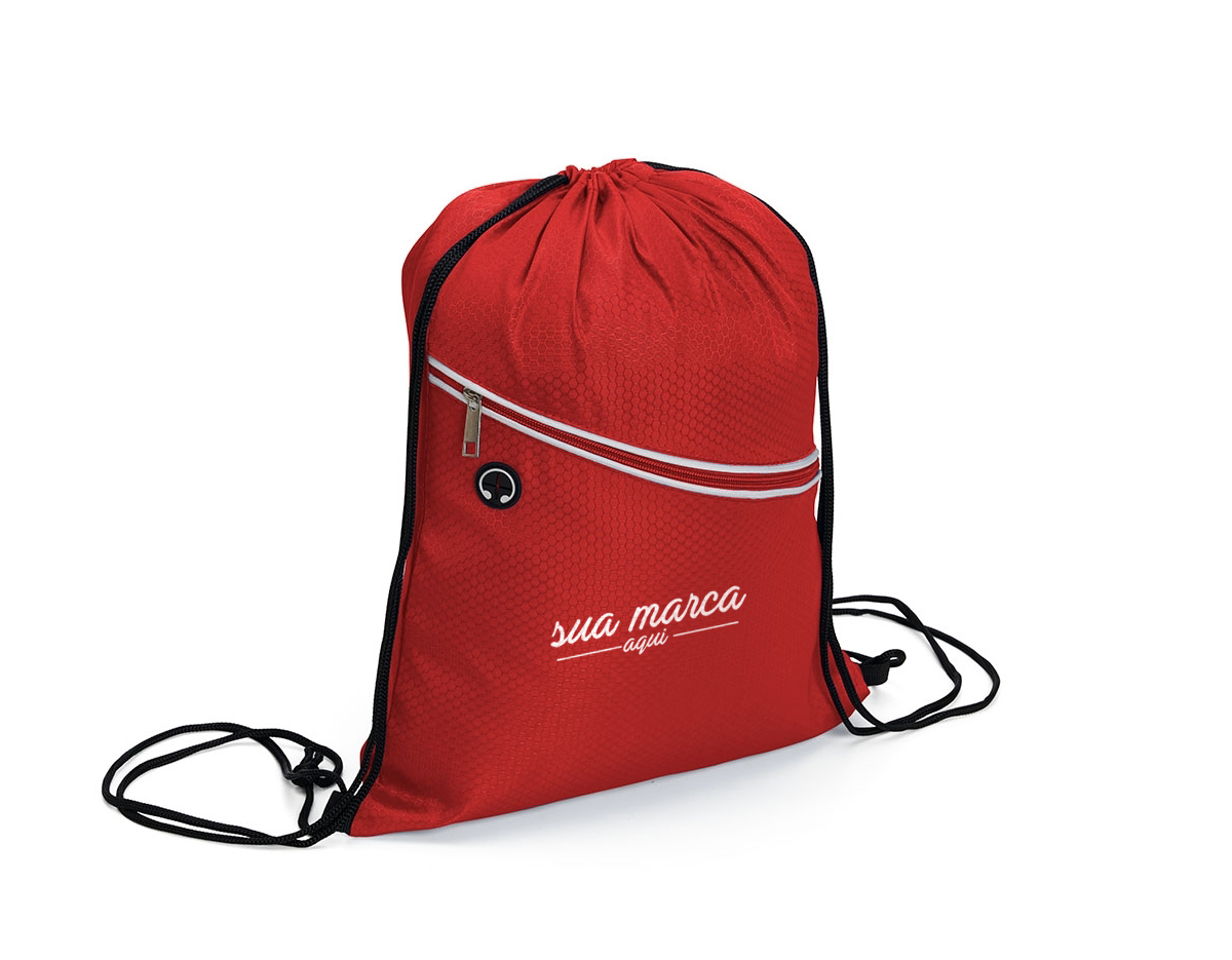 Mochila saco impermeável em fibra de poliéster. Contém bolso diagonal na parte frontal com entrada para fones de ouvido e alças de nylon.