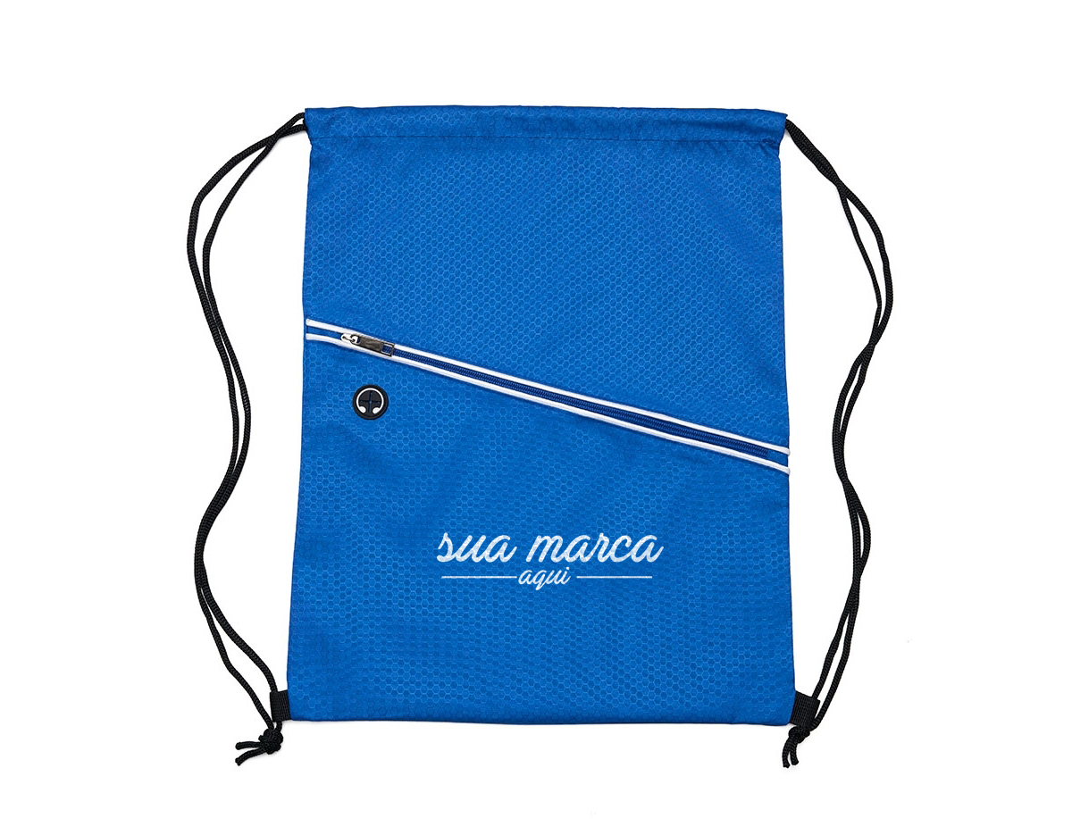 Mochila saco impermeável em fibra de poliéster. Contém bolso diagonal na parte frontal com entrada para fones de ouvido e alças de nylon.