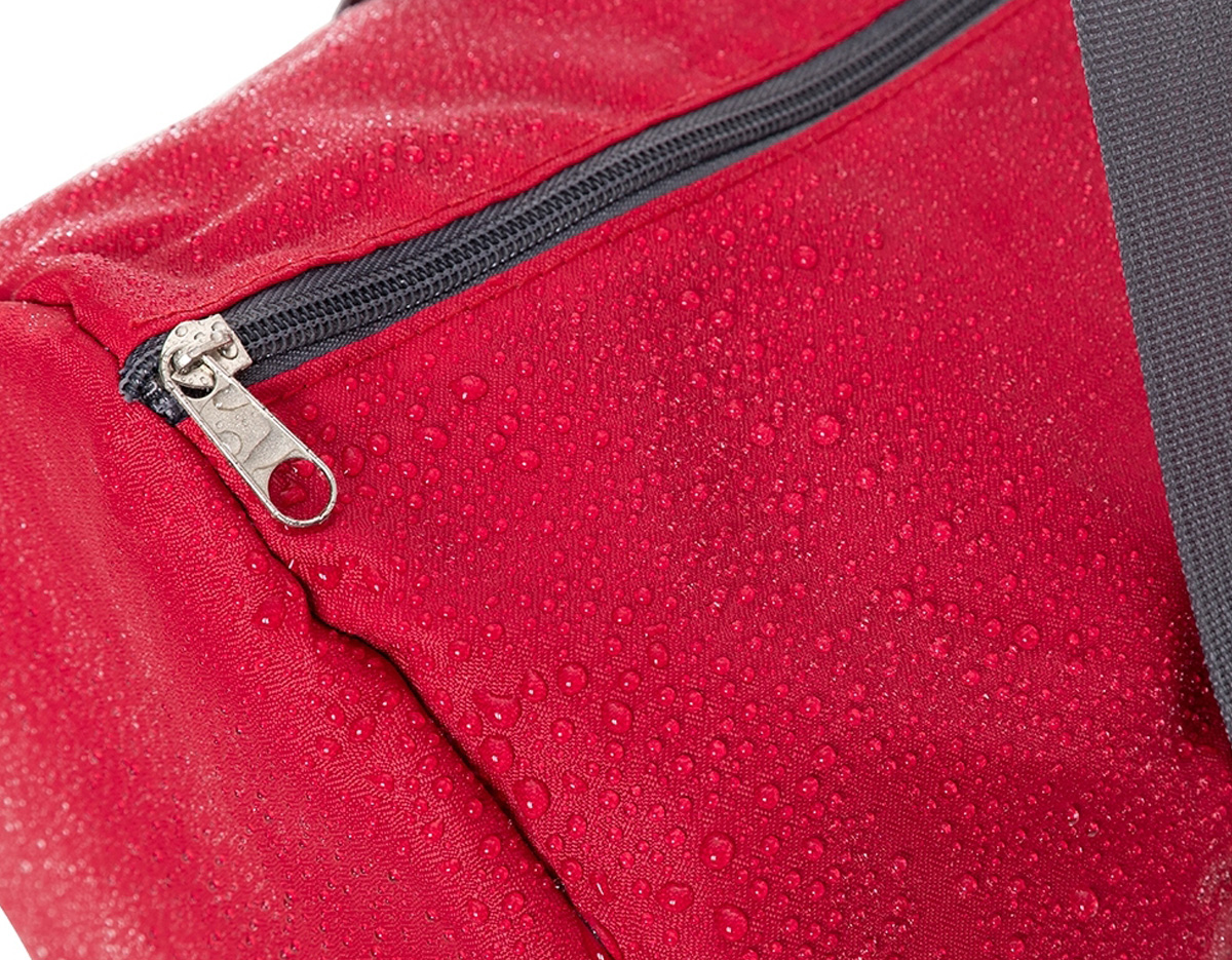 Bolsa impermeável esportiva com capacidade de 23 litros, contém bolso frontal e alças para transporte.