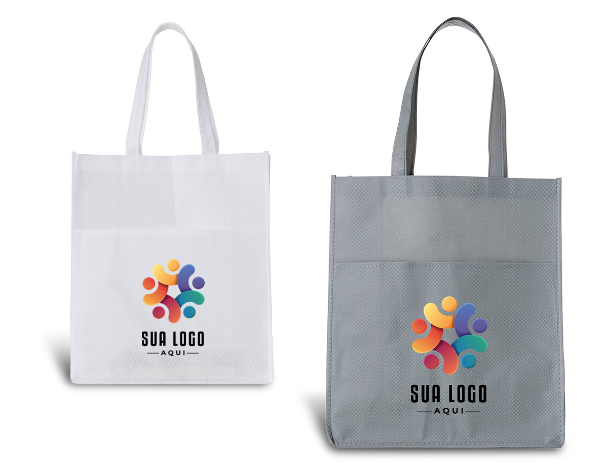 Sacola ecológica com bolso frontal externo e fundo amplo, contém alças para transporte.