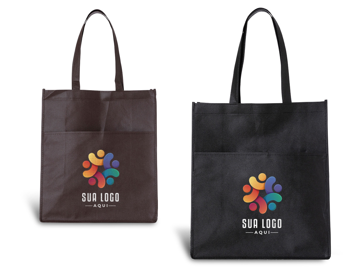 Sacola ecológica com bolso frontal externo e fundo amplo, contém alças para transporte.