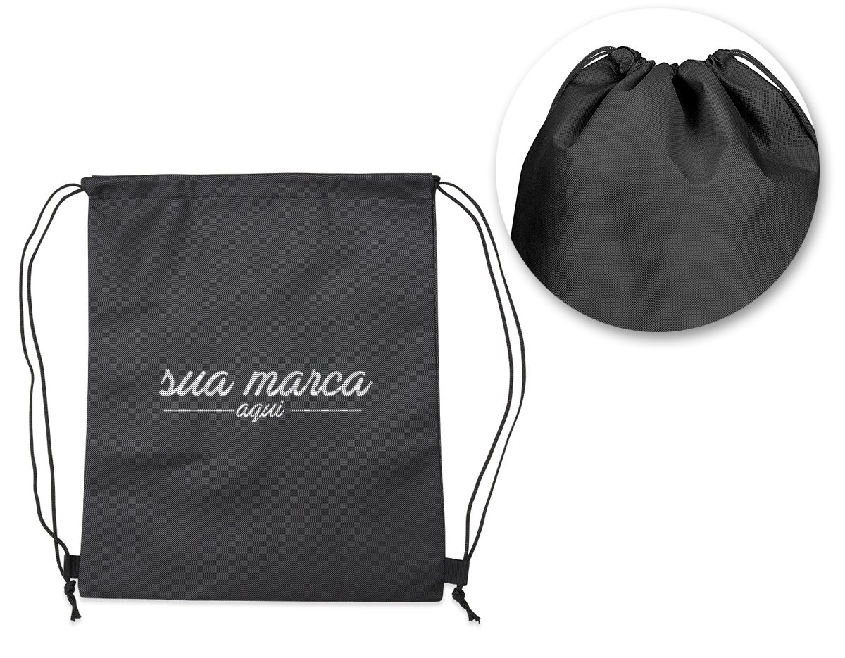 Mochila saco em tnt com alças ajustáveis.