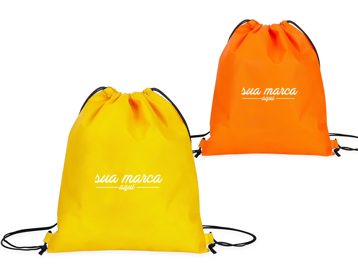 Mochila saco em tnt com alças ajustáveis.