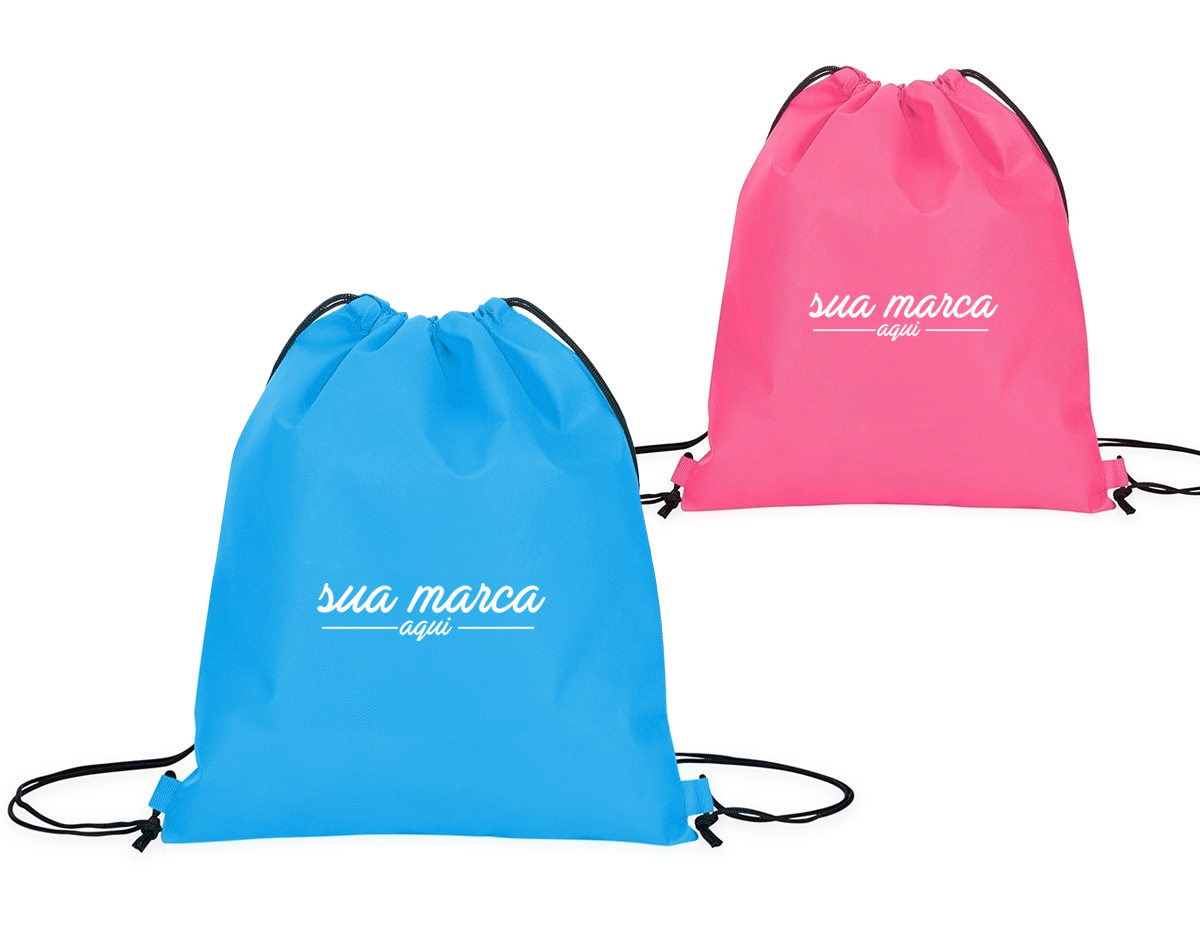 Mochila saco em tnt com alças ajustáveis.
