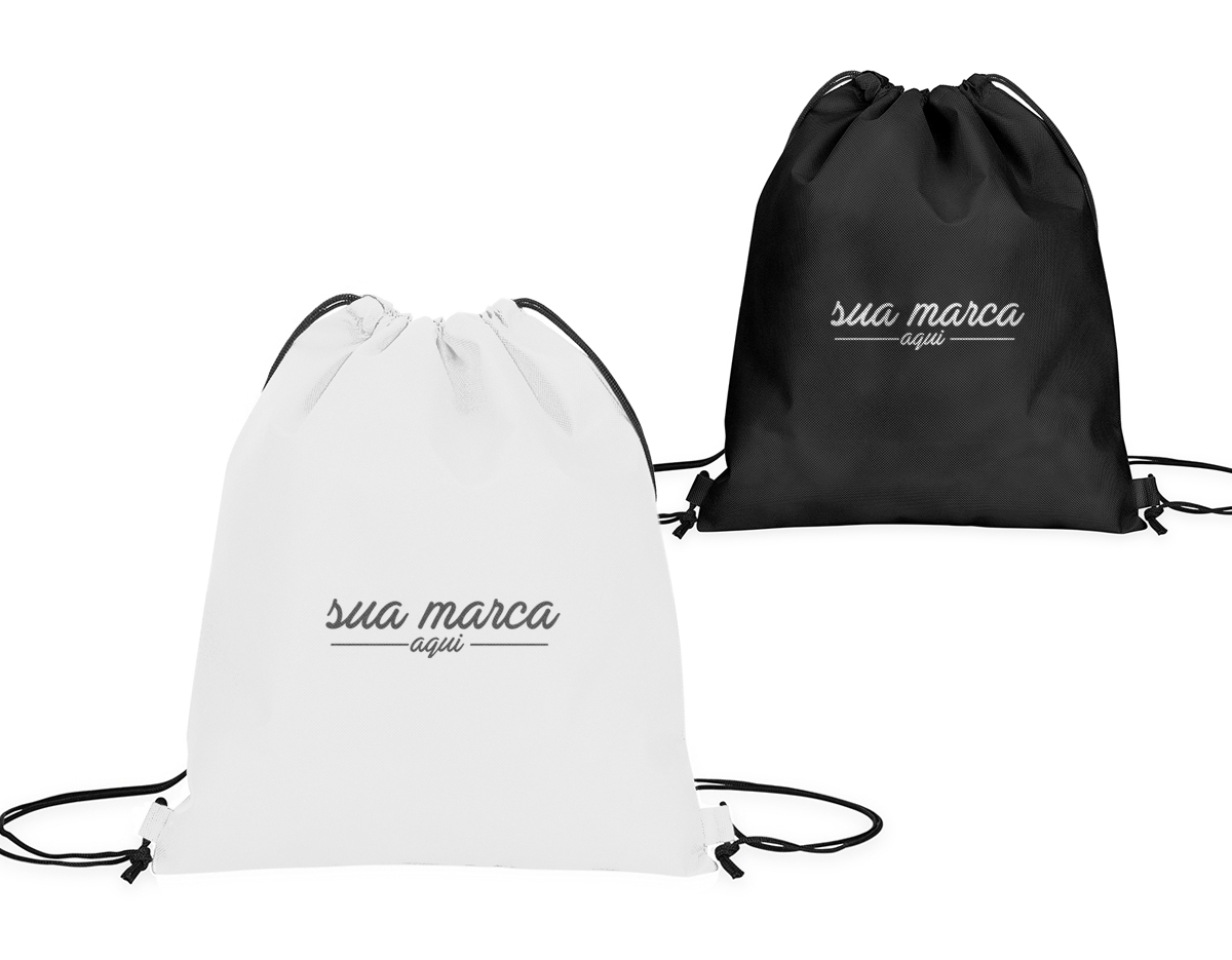 Mochila saco em tnt com alças ajustáveis.
