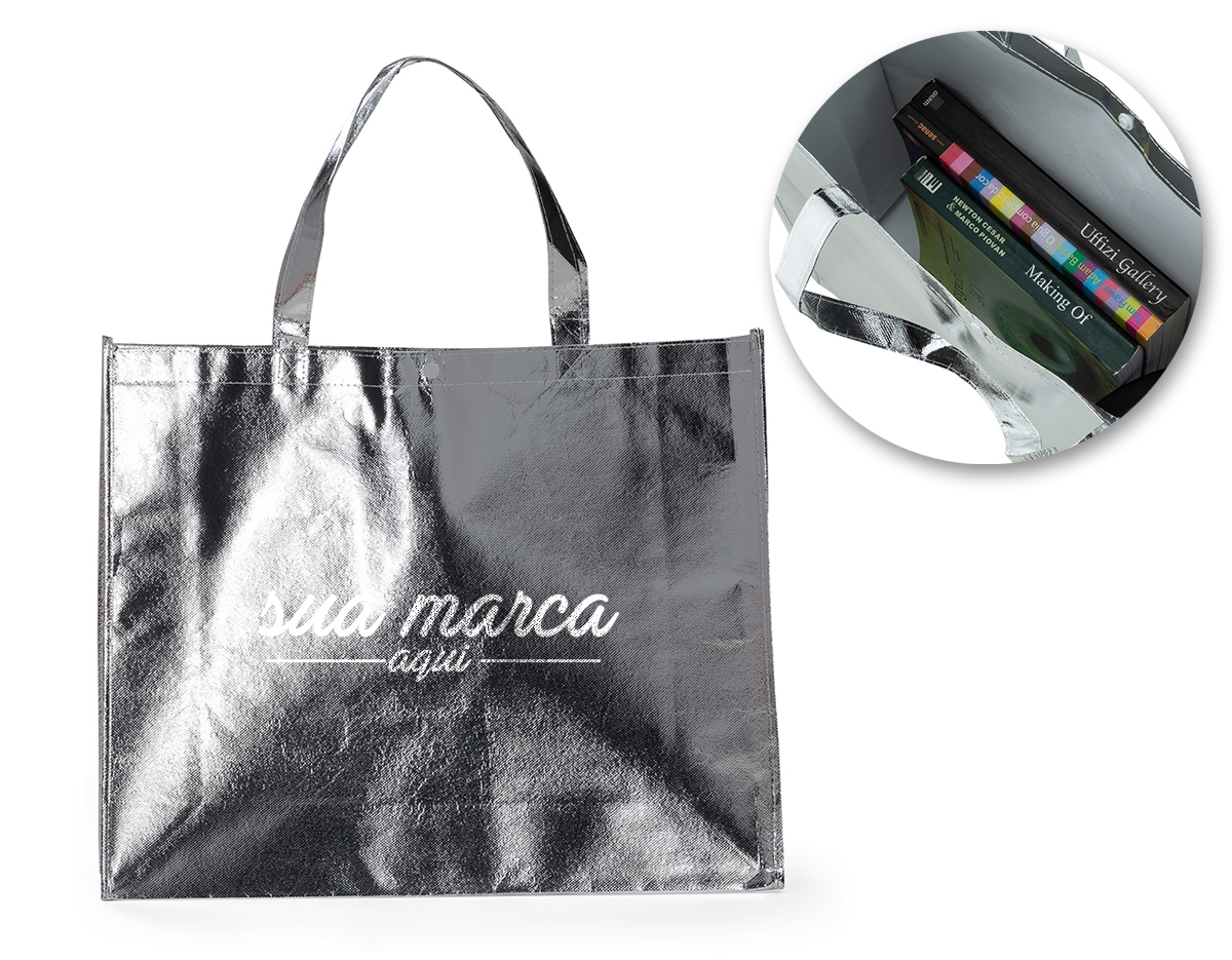 Sacola TNT metalizada 120g/m² com botão. Confeccionado em TNT com revestimento laminado, parte superior possui botão plástico para fecho.