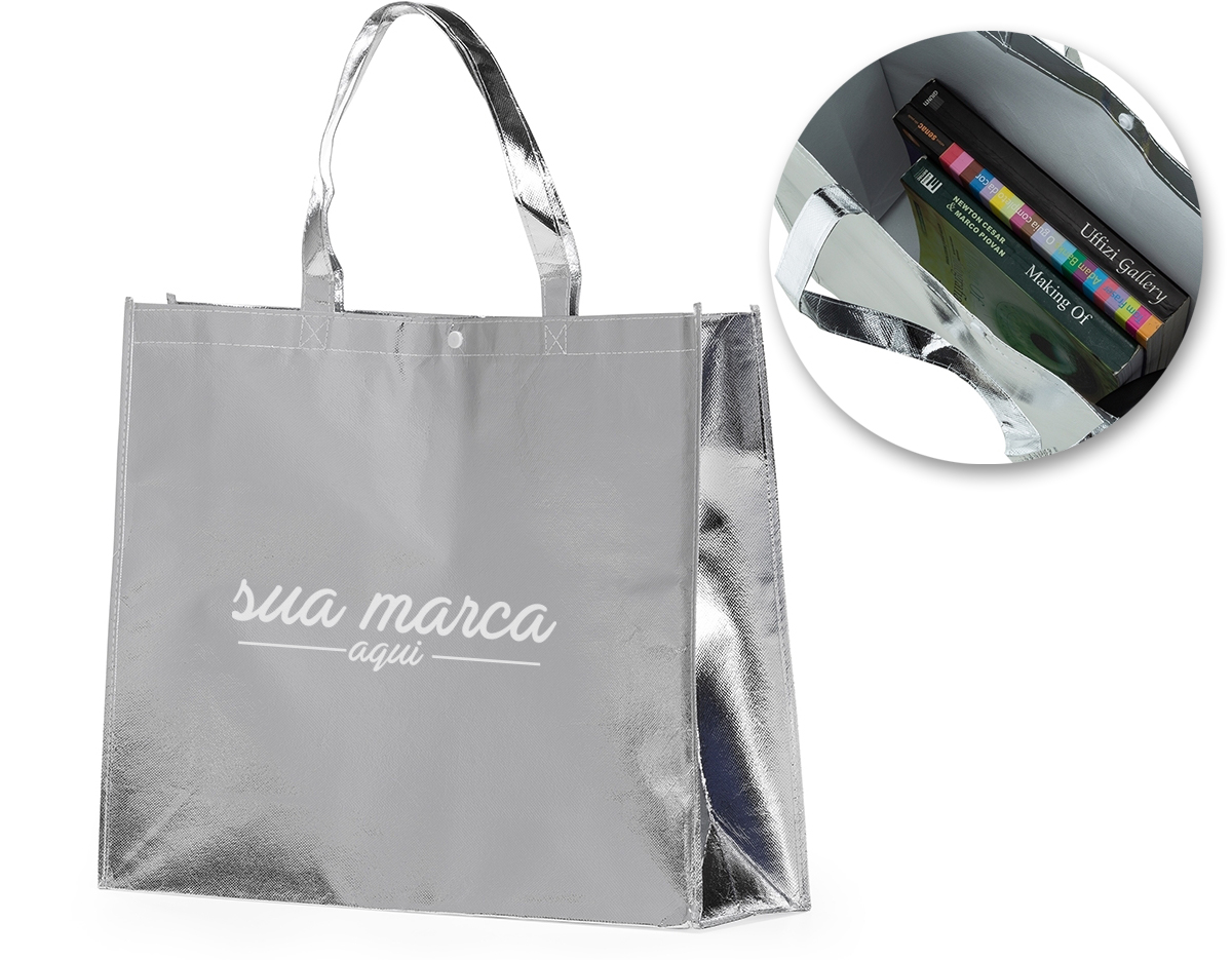 Sacola TNT metalizada 120g/m² com botão. Confeccionado em TNT com revestimento laminado, parte superior possui botão plástico para fecho.