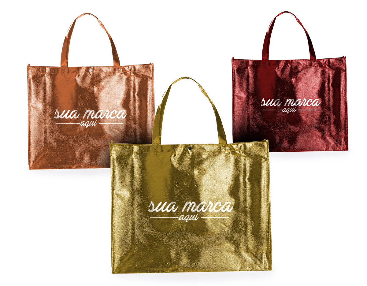 Sacola TNT metalizada 120g/m² com botão. Confeccionado em TNT com revestimento laminado, parte superior possui botão plástico para fecho.