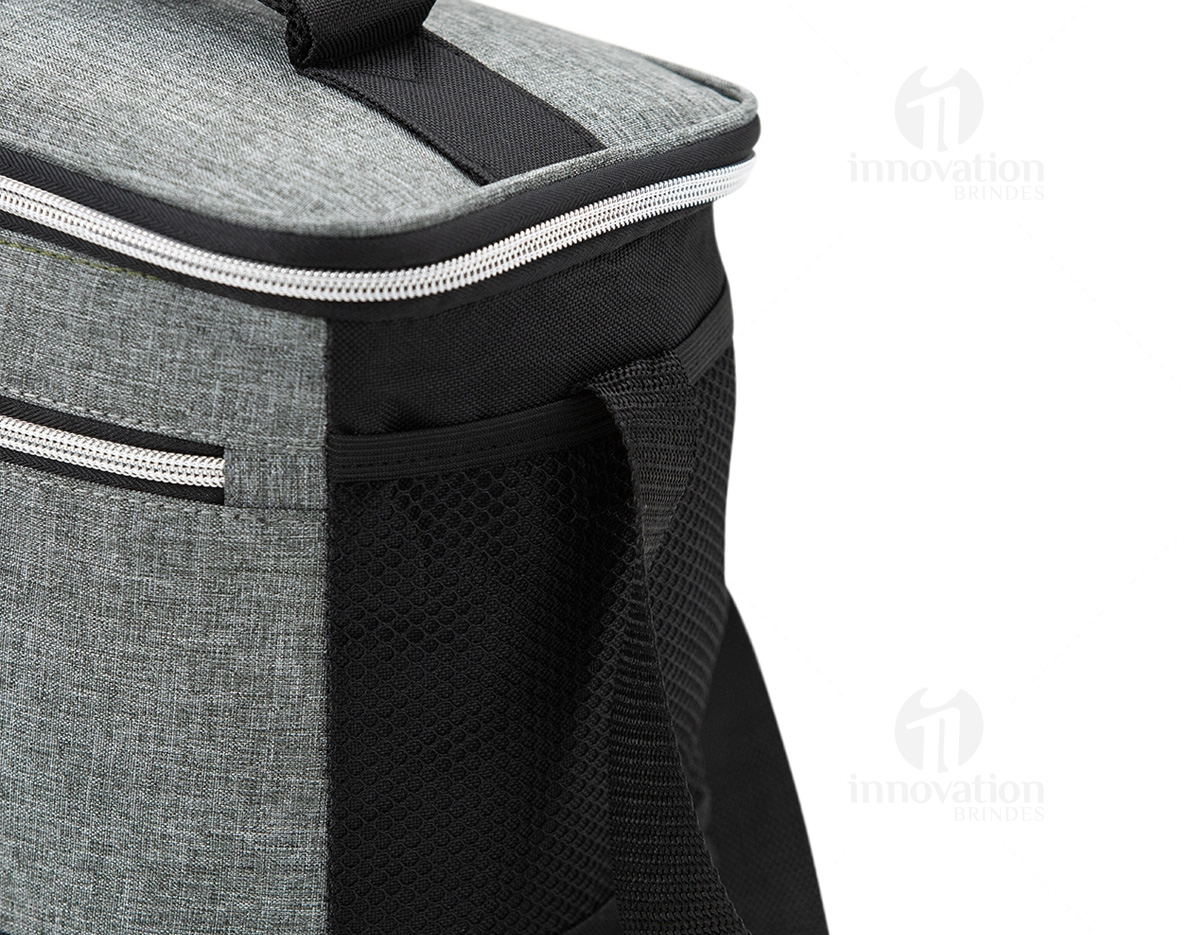 Bolsa térmica 10 litros com bolsos externos e alça de mão, contém bolso frontal com zíper, bolsos laterais telados e alça transversal regulável.
