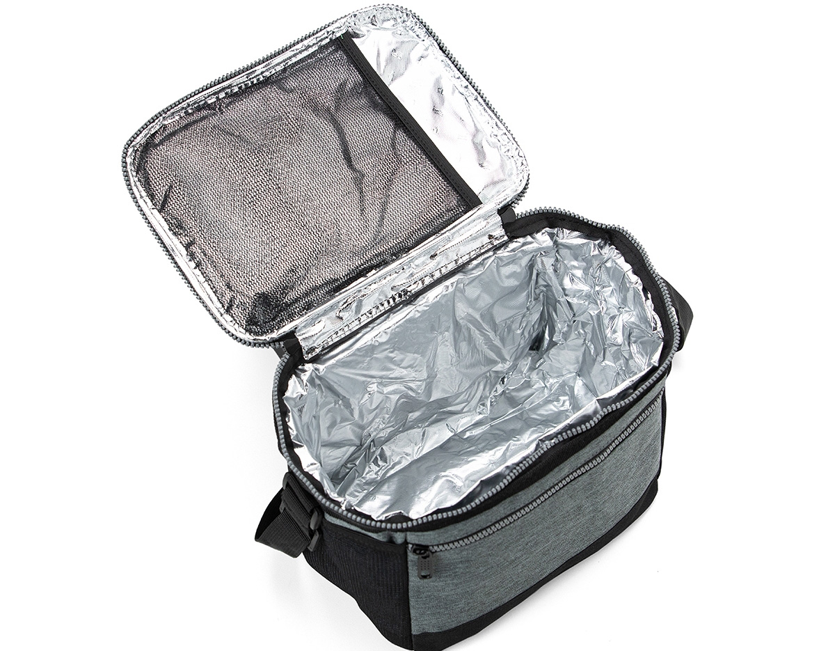 Bolsa térmica 10 litros com bolsos externos, contém bolso frontal com zíper, bolsos laterais telados e alça transversal regulável com apoio para ombro