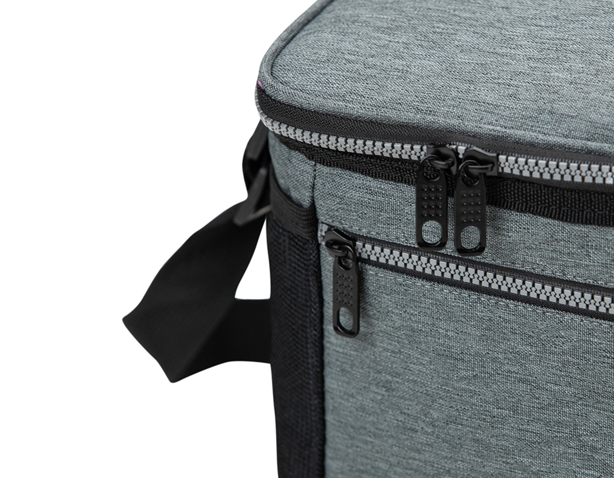 Bolsa térmica 10 litros com bolsos externos, contém bolso frontal com zíper, bolsos laterais telados e alça transversal regulável com apoio para ombro