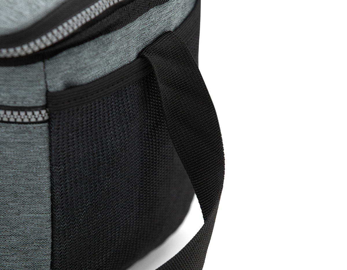 Bolsa térmica 10 litros com bolsos externos, contém bolso frontal com zíper, bolsos laterais telados e alça transversal regulável com apoio para ombro