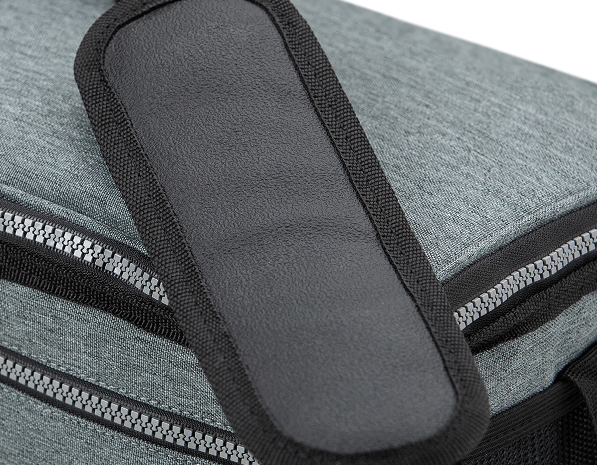 Bolsa térmica 10 litros com bolsos externos, contém bolso frontal com zíper, bolsos laterais telados e alça transversal regulável com apoio para ombro