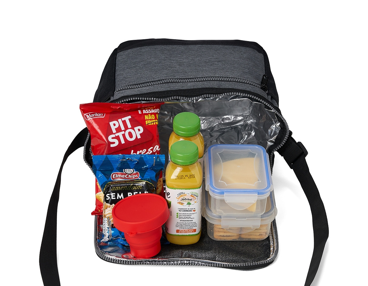 Bolsa térmica 10 litros com bolsos externos, contém bolso frontal com zíper, bolsos laterais telados e alça transversal regulável com apoio para ombro