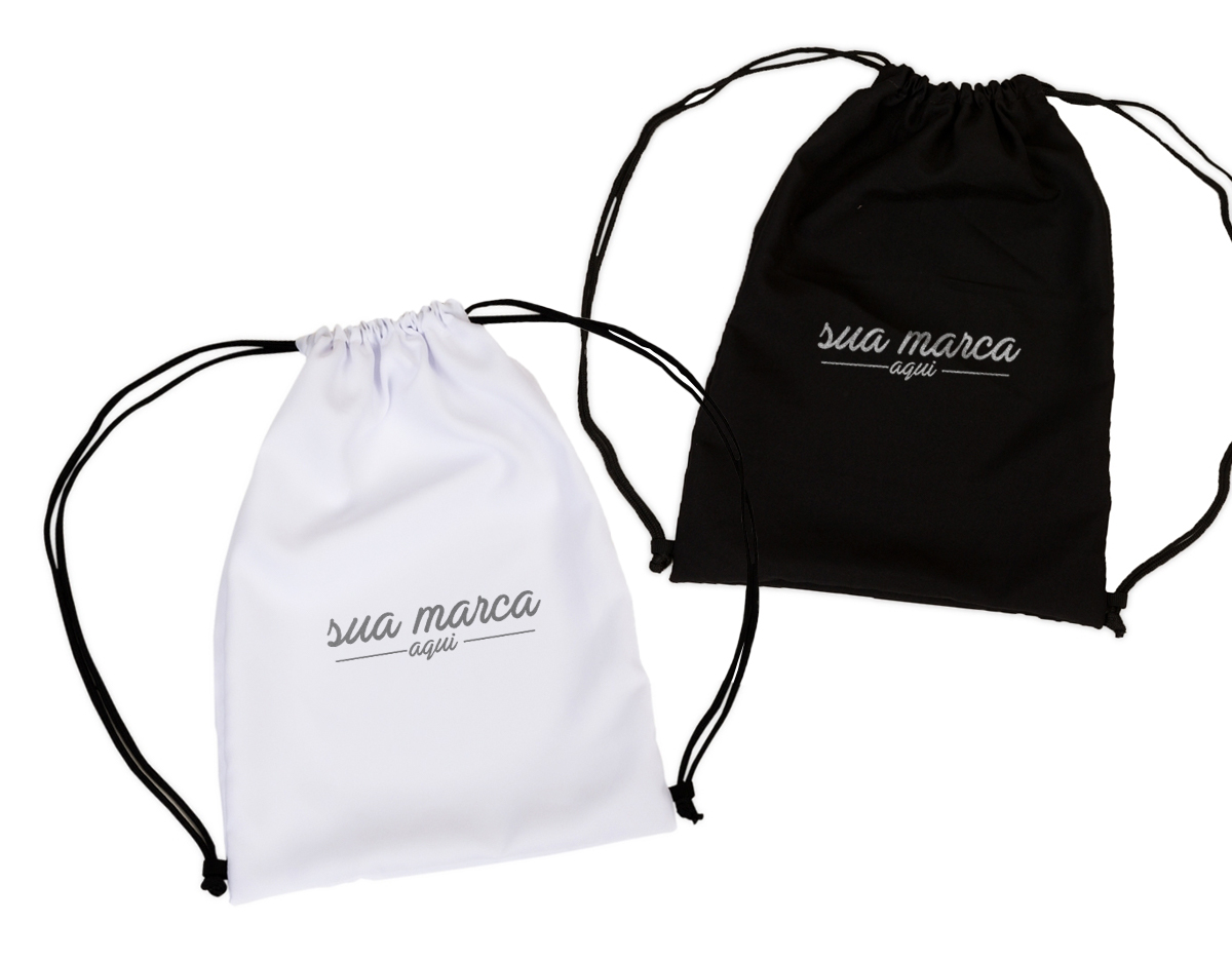 Mochila saco de microfibra com alças reguláveis.