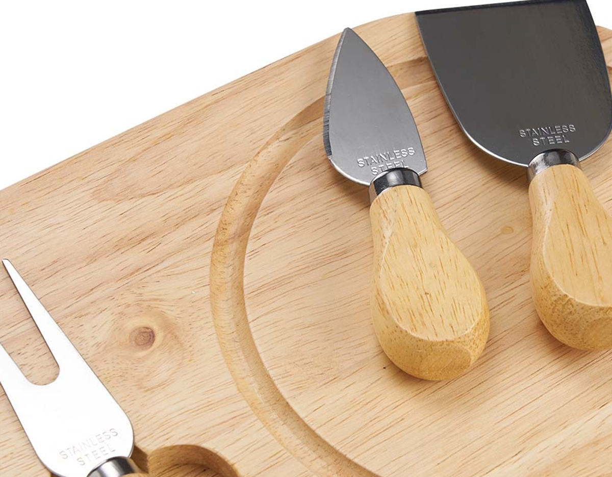 Kit queijo 4 peças, contém: tábua de bambu com canaleta, faca com ponta, garfo e espátula. Tábua com imã para encaixe e fixação dos utensílios.