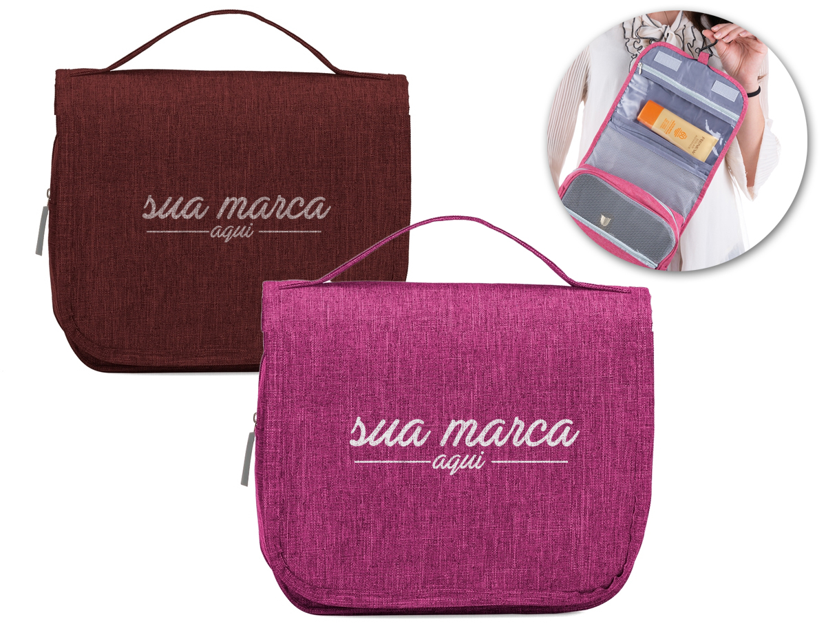 Necessaire organizadora em tecido nylon Oxford, abertura frontal por velcro e alça superior, parte interna com gancho plástico; bolso interno superior de pvc e bolso de tela superior; dois bolsos inferiores de zíper, sendo o primeiro com detalhe superior em tela e 3 divisões internas e o segundo na parte frontal interna. Perfeita para lhe acompanhar em viagens e até mesmo transportar seus itens pessoais do dia a dia com organização e praticidade