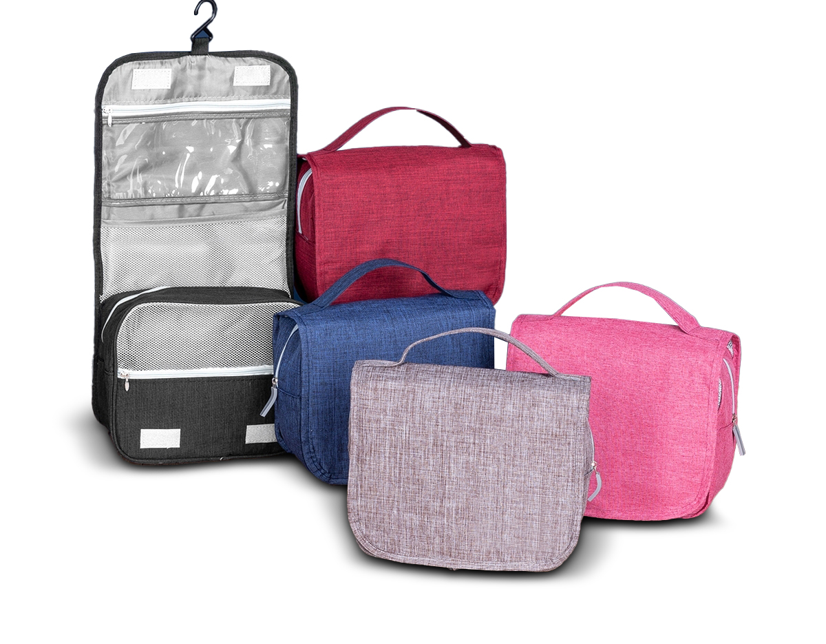Necessaire organizadora em tecido nylon Oxford, abertura frontal por velcro e alça superior, parte interna com gancho plástico; bolso interno superior de pvc e bolso de tela superior; dois bolsos inferiores de zíper, sendo o primeiro com detalhe superior em tela e 3 divisões internas e o segundo na parte frontal interna. Perfeita para lhe acompanhar em viagens e até mesmo transportar seus itens pessoais do dia a dia com organização e praticidade