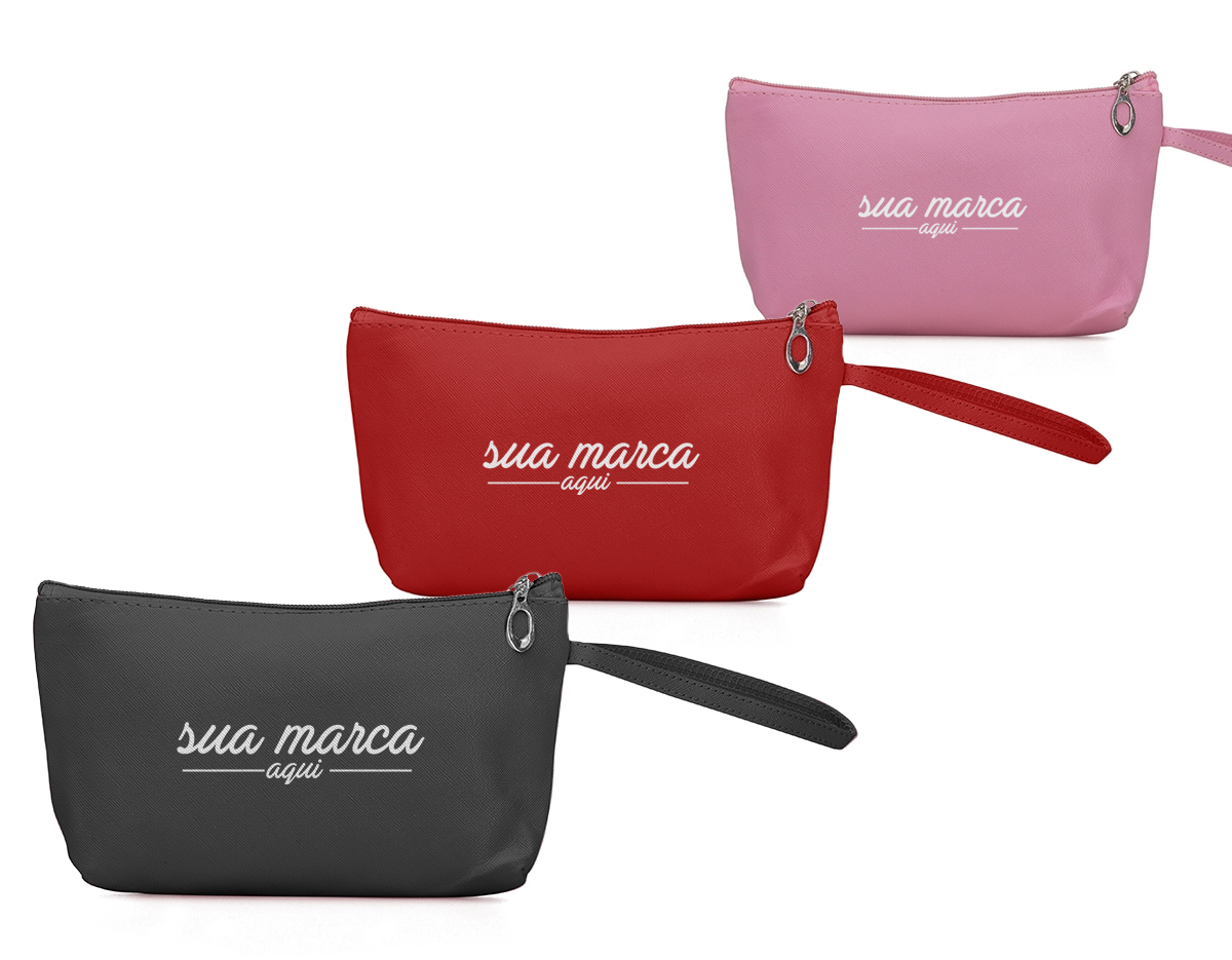 Necessaire impermeável de pvc, possui forro interno em poliéster e alça lateral externa para transporte.