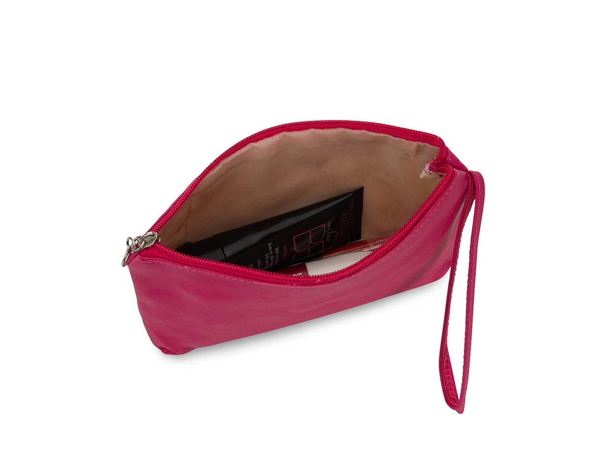 Necessaire impermeável de pvc, possui forro interno em poliéster e alça lateral externa para transporte.