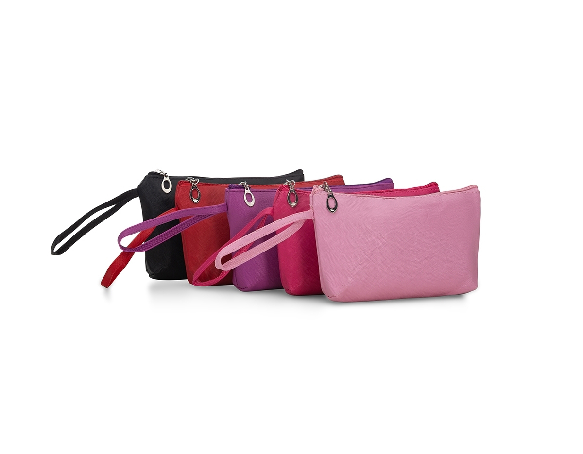 Necessaire impermeável de pvc, possui forro interno em poliéster e alça lateral externa para transporte.