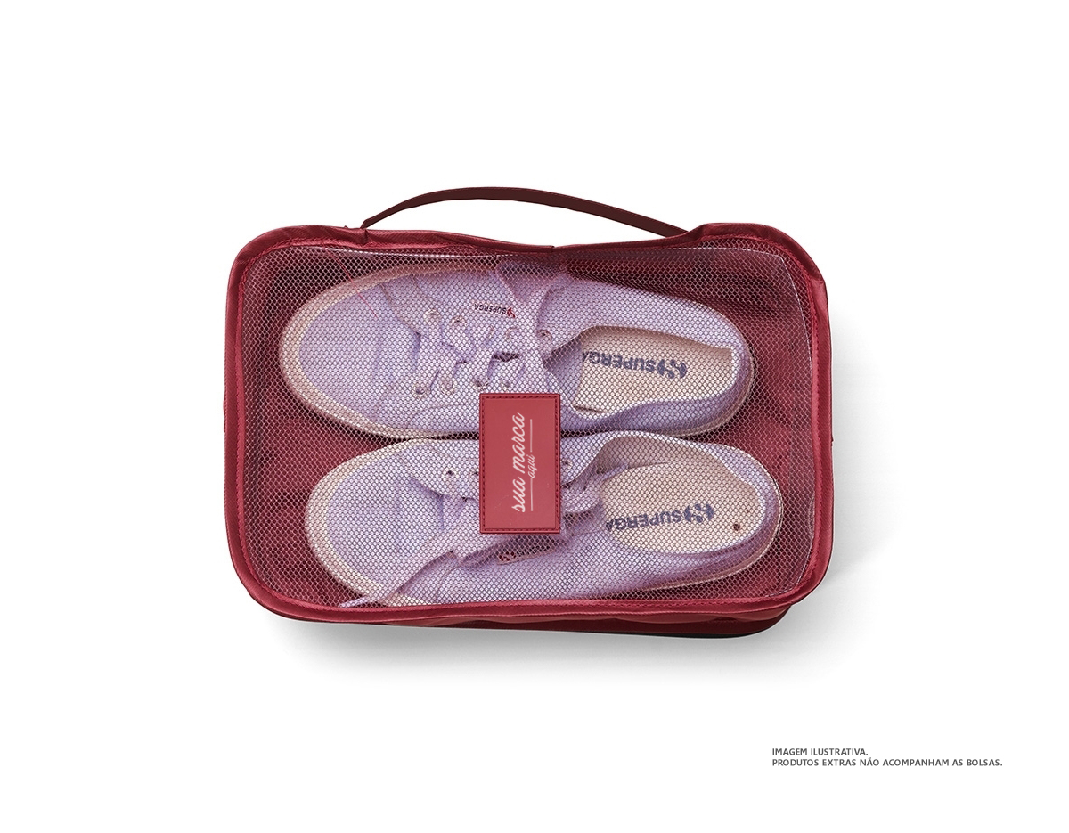 Kit necessaire com 6 peças confeccionadas em nylon. O cojunto de necessaires possui tamanhos diferenciados, sendo 3 unidades com: alça para transporte, zíperes com pegadores emborrachados, parte frontal com malha de nylon e plaquinha emborrachada para personalização; possui também 3 unidades de necessaires em nylon inteiramente lisas e impermeáveis