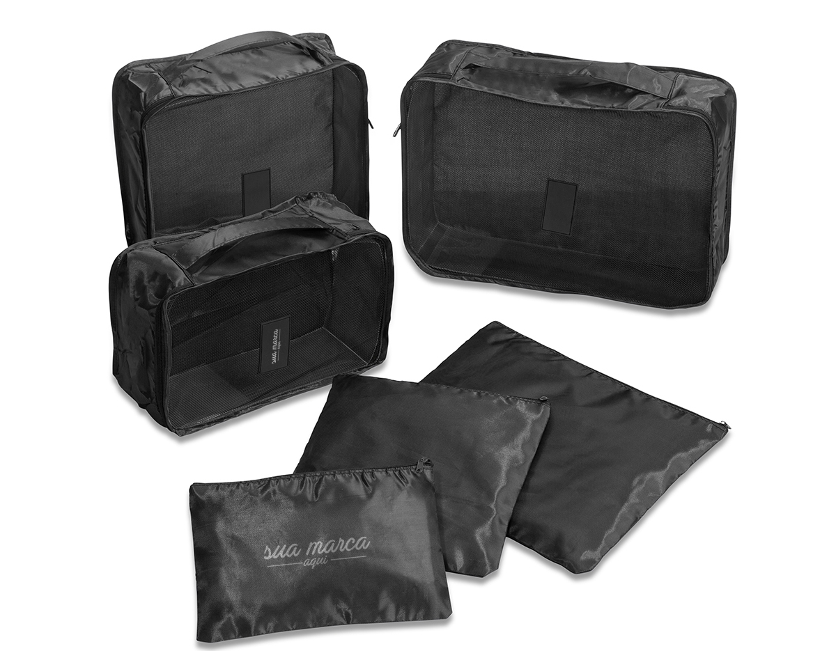 Kit necessaire com 6 peças confeccionadas em nylon. O cojunto de necessaires possui tamanhos diferenciados, sendo 3 unidades com: alça para transporte, zíperes com pegadores emborrachados, parte frontal com malha de nylon e plaquinha emborrachada para personalização; possui também 3 unidades de necessaires em nylon inteiramente lisas e impermeáveis