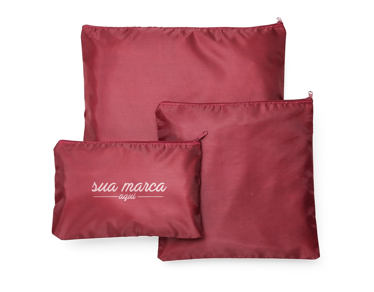 Kit necessaire com 6 peças confeccionadas em nylon. O cojunto de necessaires possui tamanhos diferenciados, sendo 3 unidades com: alça para transporte, zíperes com pegadores emborrachados, parte frontal com malha de nylon e plaquinha emborrachada para personalização; possui também 3 unidades de necessaires em nylon inteiramente lisas e impermeáveis