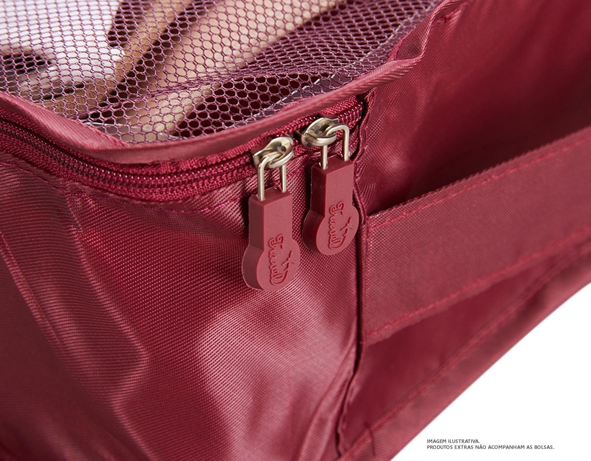 Kit necessaire com 6 peças confeccionadas em nylon. O cojunto de necessaires possui tamanhos diferenciados, sendo 3 unidades com: alça para transporte, zíperes com pegadores emborrachados, parte frontal com malha de nylon e plaquinha emborrachada para personalização; possui também 3 unidades de necessaires em nylon inteiramente lisas e impermeáveis