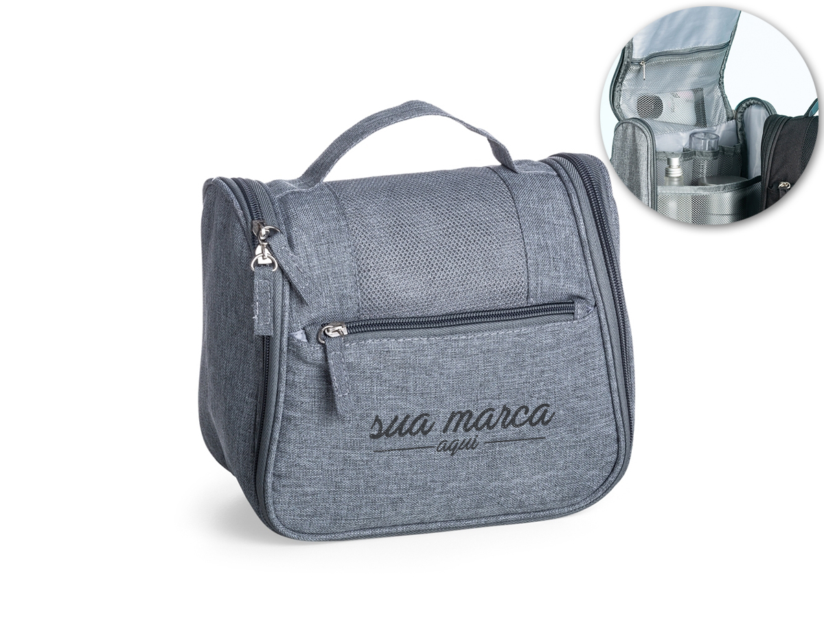 Necessaire organizadora em tecido sarja, possui bolso frontal e alça superior, parte interna com gancho plástico; bolso interno superior em nylon e bolso de tela ambos com zíper; bolso inferior aberto de tela com 4 divisões de bolsos também em tela. Perfeita para lhe acompanhar em viagens e até mesmo transportar seus itens pessoais do dia a dia com organização e praticidade.