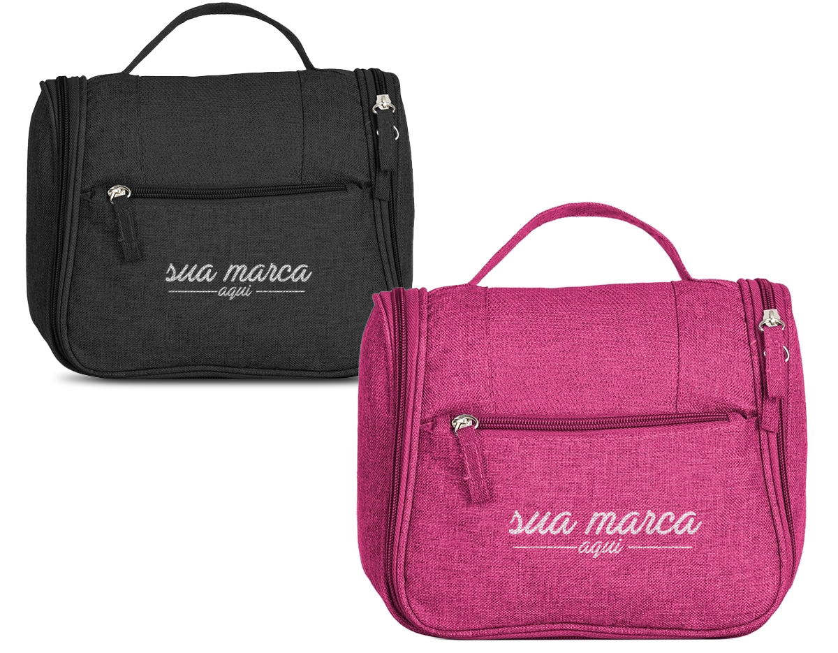 Necessaire organizadora em tecido sarja, possui bolso frontal e alça superior, parte interna com gancho plástico; bolso interno superior em nylon e bolso de tela ambos com zíper; bolso inferior aberto de tela com 4 divisões de bolsos também em tela. Perfeita para lhe acompanhar em viagens e até mesmo transportar seus itens pessoais do dia a dia com organização e praticidade.