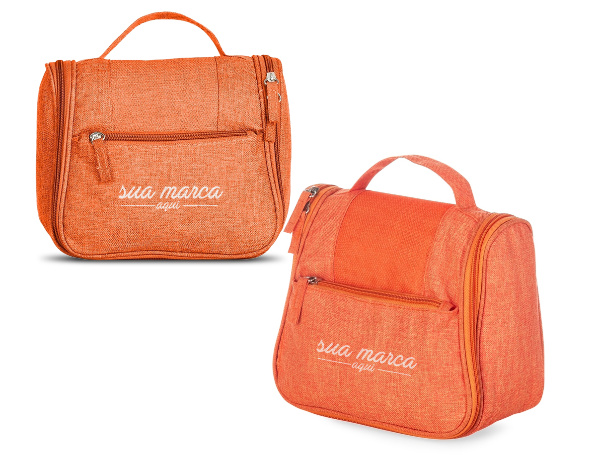 Necessaire organizadora em tecido sarja, possui bolso frontal e alça superior, parte interna com gancho plástico; bolso interno superior em nylon e bolso de tela ambos com zíper; bolso inferior aberto de tela com 4 divisões de bolsos também em tela. Perfeita para lhe acompanhar em viagens e até mesmo transportar seus itens pessoais do dia a dia com organização e praticidade.