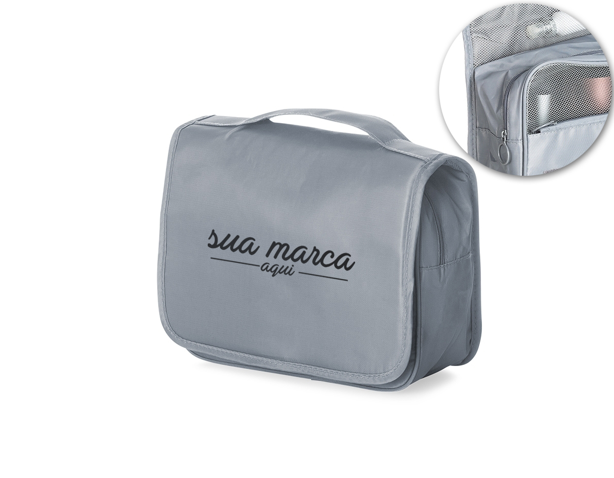 Necessaire organizadora "travel". Tecido nylon oxford, abertura frontal por velcro e alça superior, parte interna com gancho plástico; bolso interno superior de pvc e bolso de tela superior, ambos de zíper; dois bolsos inferiores de zíper, sendo o primeiro com detalhe superior em tela e 3 divisões internas com 3 elásticos para fixação, 