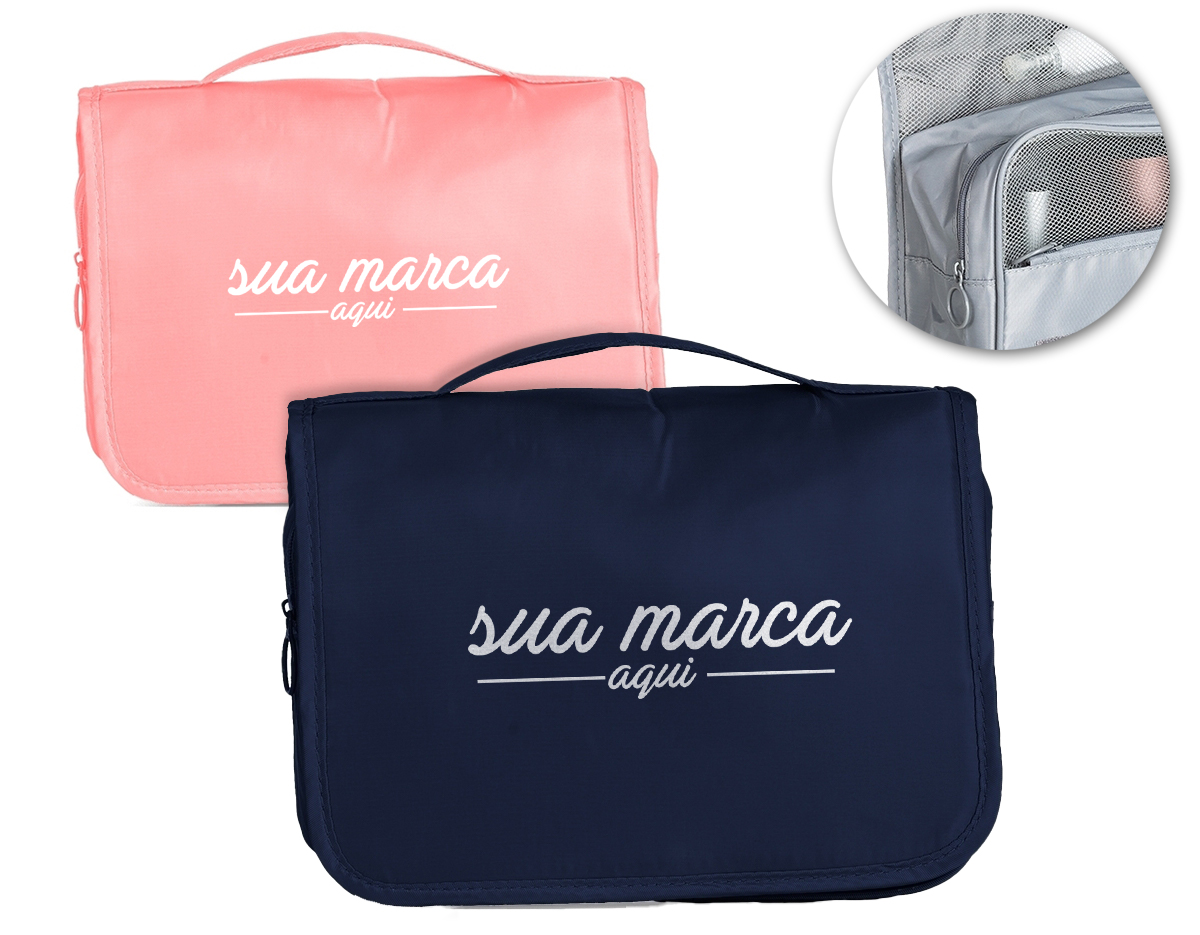 Necessaire organizadora "travel". Tecido nylon oxford, abertura frontal por velcro e alça superior, parte interna com gancho plástico; bolso interno superior de pvc e bolso de tela superior, ambos de zíper; dois bolsos inferiores de zíper, sendo o primeiro com detalhe superior em tela e 3 divisões internas com 3 elásticos para fixação, 